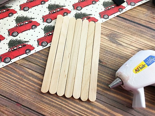 Cute Snowman Popsicle Stick Craft- An easy way to keep the kids busy this holiday season is with a fun holiday activity! You only need a couple inexpensive supplies to make this snowman popsicle stick craft! | kids craft, kids activity, winter craft, winter activity, craft sticks, easy craft