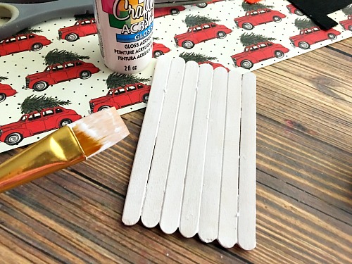 Cute Snowman Popsicle Stick Craft- An easy way to keep the kids busy this holiday season is with a fun holiday activity! You only need a couple inexpensive supplies to make this snowman popsicle stick craft! | kids craft, kids activity, winter craft, winter activity, craft sticks, easy craft