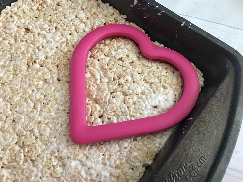 Valentine's Day Rice Krispie Hearts- If you like the cute messages on conversation heart candy, then you should make these big Valentine's Day Rice Krispie Hearts! They're so easy to make! | recipe, homemade Rice Krispie treat, homemade crispy rice treat, Valentine's dessert, heart-shaped dessert, homemade sweethearts candy