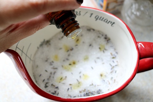 Hippie Mama Lavender Bath Soak- This homemade lavender bath soak only takes a few ingredients, but it can make any bath so luxurious. It's a great way to relax after a long day! | homemade bath soak, DIY beauty products, DIY gift idea, homemade gift idea, handmade gift idea, essential oils, relaxing, spa