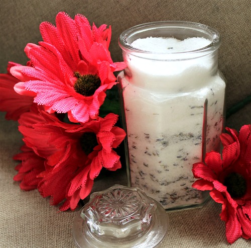 Hippie Mama Lavender Bath Soak- This homemade lavender bath soak only takes a few ingredients, but it can make any bath so luxurious. It's a great way to relax after a long day! | homemade bath soak, DIY beauty products, DIY gift idea, homemade gift idea, handmade gift idea, essential oils, relaxing, spa