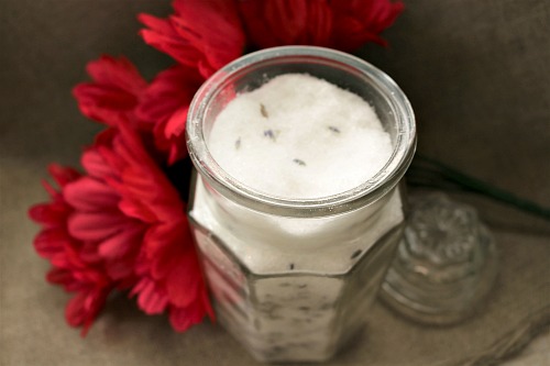 Hippie Mama Lavender Bath Soak- This lovely lavender homemade bath soak only takes a few ingredients, but it can make any bath so luxurious. It's a great way to relax after a long day! | homemade bath soak, DIY beauty products, DIY gift idea, homemade gift idea, handmade gift idea, essential oils, relaxing, spa