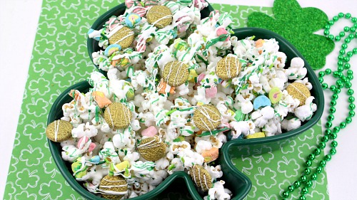 Lucky Charms Chocolate Drizzled Popcorn- This Lucky Charms chocolate drizzled popcorn is an easy, no-bake St. Patrick's Day treat! The sweet marshmallows pair perfectly with the crunchy popcorn. This dessert popcorn makes a great St. Patricks Day party favor! | St. Patty's Day, green, homemade snack, #dessert #popcorn #recipe #StPatricksDay