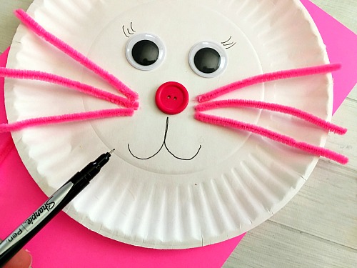 Cute Bunny Paper Plate Craft for Kids- Paper plate crafts are an inexpensive and fun way to keep kids busy! This spring, have your kids do this cute bunny paper plate craft! | rabbit, easy craft, #Easter #kidsCraft #DIY #kidsActivity