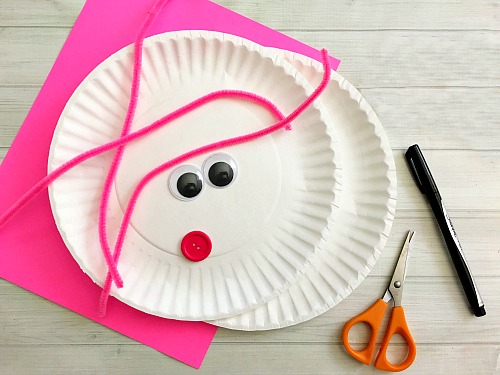 Cute Bunny Paper Plate Craft for Kids- Paper plate crafts are an inexpensive and fun way to keep kids busy! This spring, have your kids do this cute bunny paper plate craft! | rabbit, easy craft, #Easter #kidsCraft #DIY #kidsActivity