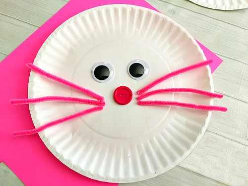 Cute Bunny Paper Plate Craft for Kids- Paper plate crafts are an inexpensive and fun way to keep kids busy! This spring, have your kids do this cute bunny paper plate craft! | rabbit, easy craft, #Easter #kidsCraft #DIY #kidsActivity