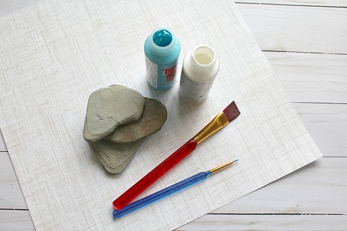 DIY Hand Painted Rock Garden Markers- Stop using boring plain garden markers! You can identify your plants and make your garden beautiful with these DIY hand painted rock garden markers! | gardening ideas, garden decor, garden decorations, herb markers, garden DIY, stone garden markers, summer DIY, spring DIY, easy craft