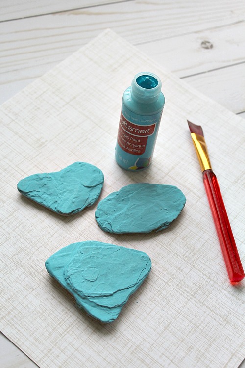 DIY Hand Painted Rock Garden Markers- Stop using boring plain garden markers! You can identify your plants and make your garden beautiful with these DIY hand painted rock garden markers! | gardening ideas, garden decor, garden decorations, herb markers, garden DIY, stone garden markers, summer DIY, spring DIY, easy craft