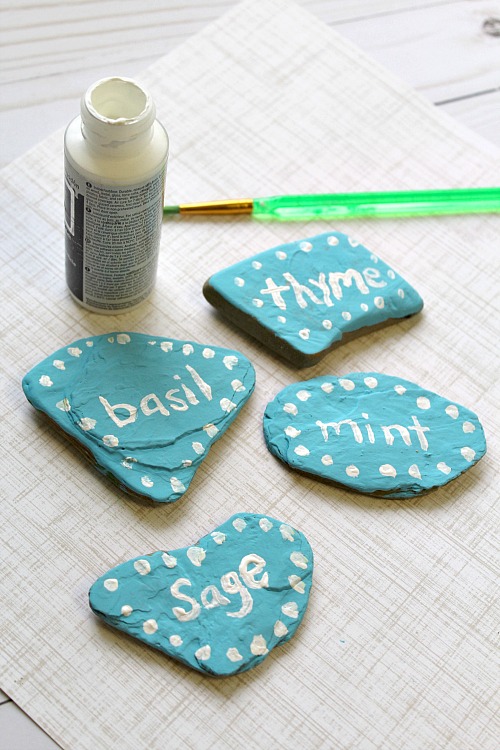 DIY Hand Painted Rock Garden Markers- Stop using boring plain garden markers! You can identify your plants and make your garden beautiful with these DIY hand painted rock garden markers! | gardening ideas, garden decor, garden decorations, herb markers, garden DIY, stone garden markers, summer DIY, spring DIY, easy craft