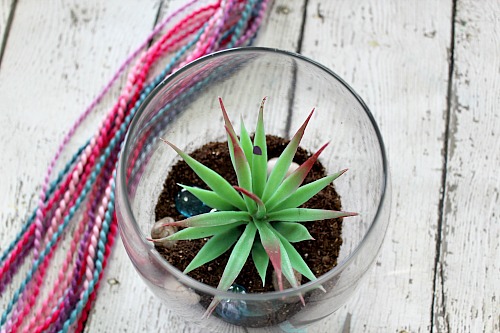 Yarn Macrame Plant Hanger- It's actually not difficult to make your own DIY yarn macrame plant hanger. The result is beautiful, and makes a great homemade gift! | DIY gift idea, macrame decor, plant pot holder, indoor gardening, garden, craft, macrame tutorial, macrame knots, colorful, bright, spring, summer, succulent pot holder, how to do macrame, how to make macrame