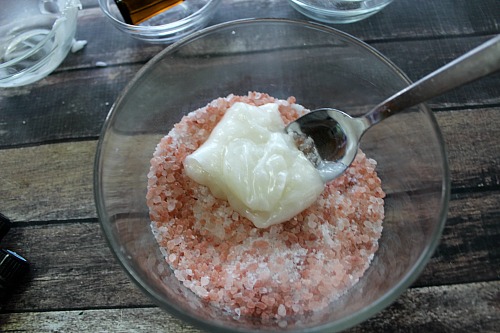 Jasmine Himalayan Salt Scrub- Himalayan salt isn't just great for cooking, it's great in DIY beauty products too! Here's how to make a luxurious jasmine Himalayan salt scrub! | homemade beauty product, body scrub, foot scrub, pink, easy DIY, homemade gift idea, all-natural, essential oils, gift in a jar