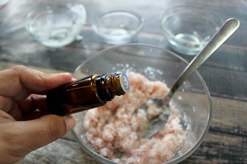 Jasmine Himalayan Salt Scrub- Himalayan salt isn't just great for cooking, it's great in DIY beauty products too! Here's how to make a luxurious jasmine Himalayan salt scrub! | homemade beauty product, body scrub, foot scrub, pink, easy DIY, homemade gift idea, all-natural, essential oils, gift in a jar