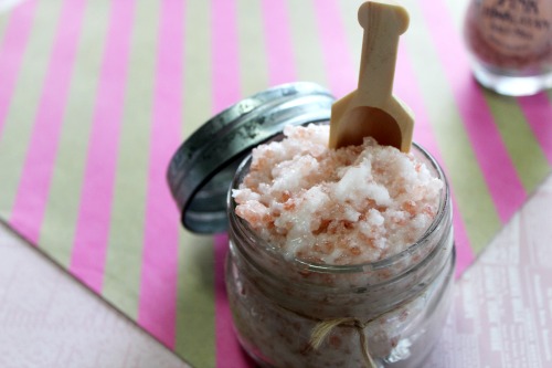 Jasmine Himalayan Salt Scrub- Himalayan salt isn't just great for cooking, it's great in DIY beauty products too! Here's how to make a luxurious jasmine Himalayan salt scrub! | homemade beauty product, body scrub, foot scrub, pink, easy DIY, homemade gift idea, all-natural, essential oils, gift in a jar