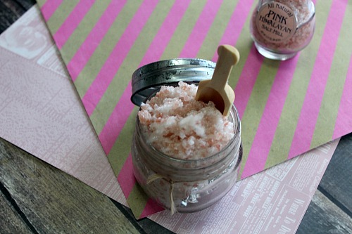 Jasmine Himalayan Salt Scrub- Himalayan salt isn't just great for cooking, it's great in DIY beauty products too! Here's how to make a luxurious jasmine Himalayan salt scrub! | homemade beauty product, body scrub, foot scrub, pink, easy DIY, homemade gift idea, all-natural, essential oils, gift in a jar