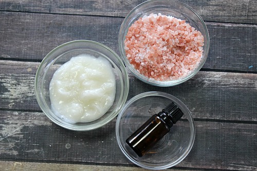 Jasmine Himalayan Salt Scrub- Himalayan salt isn't just great for cooking, it's great in DIY beauty products too! Here's how to make a luxurious jasmine Himalayan salt scrub! | homemade beauty product, body scrub, foot scrub, pink, easy DIY, homemade gift idea, all-natural, essential oils, gift in a jar