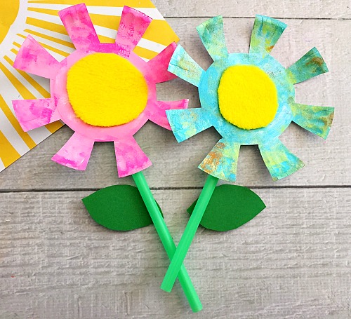Paper Plate Flowers Kids Craft- Keep your kids busy this spring with this adorable paper plate flowers kids craft! Its so easy for kids to customize the flowers and make them their own! | craft for kids, DIY project, easy DIY, spring craft, inexpensive craft, frugal craft, paper plate craft, colorful, bright