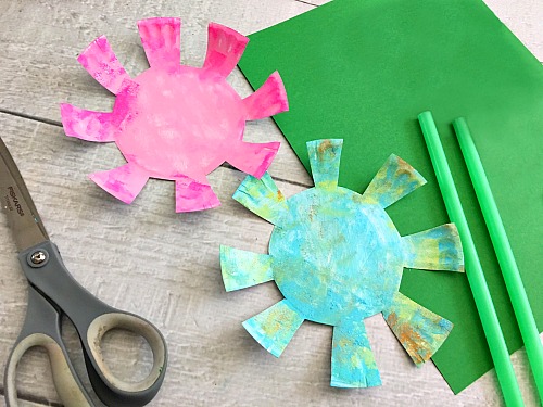 Paper Plate Flowers Kids Craft- Keep your kids busy this spring with this adorable paper plate flowers kids craft! Its so easy for kids to customize the flowers and make them their own! | craft for kids, DIY project, easy DIY, spring craft, inexpensive craft, frugal craft, paper plate craft, colorful, bright