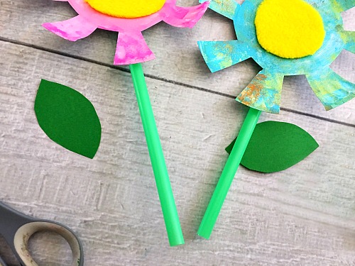 Paper Plate Flowers Kids Craft- Keep your kids busy this spring with this adorable paper plate flowers kids craft! Its so easy for kids to customize the flowers and make them their own! | craft for kids, DIY project, easy DIY, spring craft, inexpensive craft, frugal craft, paper plate craft, colorful, bright