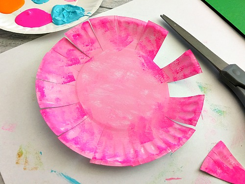 Paper Plate Flowers Kids Craft- Keep your kids busy this spring with this adorable paper plate flowers kids craft! Its so easy for kids to customize the flowers and make them their own! | craft for kids, DIY project, easy DIY, spring craft, inexpensive craft, frugal craft, paper plate craft, colorful, bright