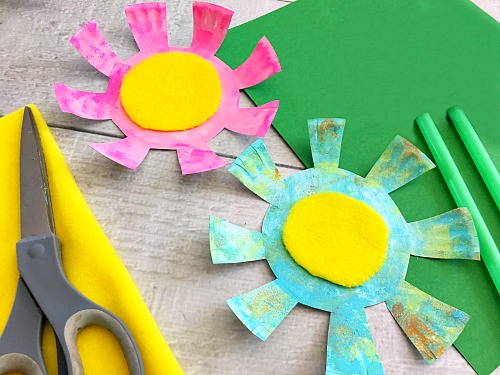 Paper Plate Flowers Kids Craft- Keep your kids busy this spring with this adorable paper plate flowers kids craft! Its so easy for kids to customize the flowers and make them their own! | craft for kids, DIY project, easy DIY, spring craft, inexpensive craft, frugal craft, paper plate craft, colorful, bright