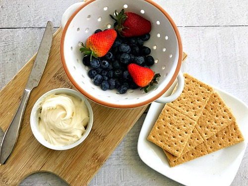 Red, White, and Blue Fruit Flag Grahams- These yummy fruit flag grahams only take minutes to put together! This makes them the perfect dessert for Memorial Day or Fourth of July gatherings! | patriotic food, no-bake recipe, fresh fruit, strawberries, blueberries, snack ideas, easy desserts for barbecues, BBQ dessert ideas