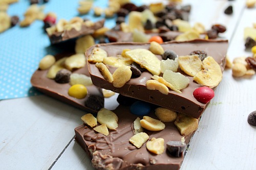 Trail Mix Candy Chocolate Bark- This trail mix candy chocolate bark is the perfect combo of sweet chocolate and crunchy add-ins. And since it's a no-bake recipe, its easy to make! | dessert, snack, nuts, raisins, M&Ms, dried fruit, easy