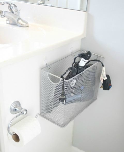 https://acultivatednest.com/wp-content/uploads/2017/06/commandhookbathroomstorage.jpg