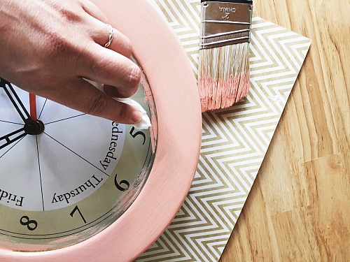 DIY Chalky Paint Clock Makeover- Get an inexpensive new decor item for your home by taking a thrift store clock and updating it with a simple DIY chalky paint clock makeover! | thrift store DIY, thrift store makeover, painting, homemade chalky paint, easy painting projects, weekend DIY projects, home decor, make your own chalk paint