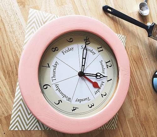 DIY Chalky Paint Clock Makeover- Get an inexpensive new decor item for your home by taking a thrift store clock and updating it with a simple DIY chalky paint clock makeover! | thrift store DIY, thrift store makeover, painting, homemade chalky paint, easy painting projects, weekend DIY projects, home decor, make your own chalk paint