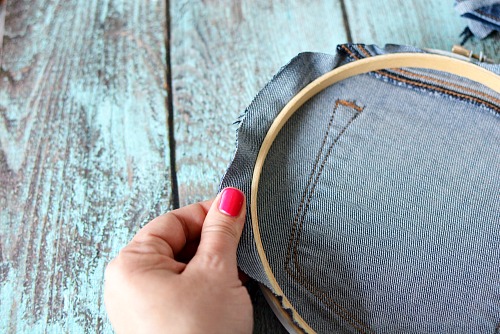 DIY Embroidery Hoop Wall Hanging- If you need to update your home's decor, a fun way is with this DIY embroidery hoop wall hanging! You can customize it with the fabric of your choice! | craft, easy DIY project, red, white, and blue, patriotic, Memorial Day, Fourth of July, home decor, custom wall art