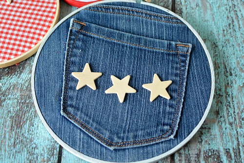 DIY Embroidery Hoop Wall Hanging- If you need to update your home's decor, a fun way is with this DIY embroidery hoop wall hanging! You can customize it with the fabric of your choice! | craft, easy DIY project, red, white, and blue, patriotic, Memorial Day, Fourth of July, home decor, custom wall art