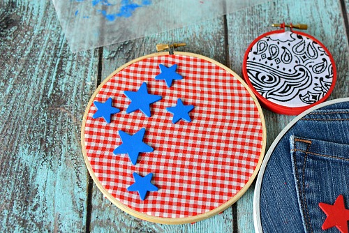 DIY Embroidery Hoop Wall Hanging- If you need to update your home's decor, a fun way is with this DIY embroidery hoop wall hanging! You can customize it with the fabric of your choice! | craft, easy DIY project, red, white, and blue, patriotic, Memorial Day, Fourth of July, home decor, custom wall art