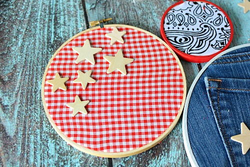 DIY Embroidery Hoop Wall Hanging- If you need to update your home's decor, a fun way is with this DIY embroidery hoop wall hanging! You can customize it with the fabric of your choice! | craft, easy DIY project, red, white, and blue, patriotic, Memorial Day, Fourth of July, home decor, custom wall art