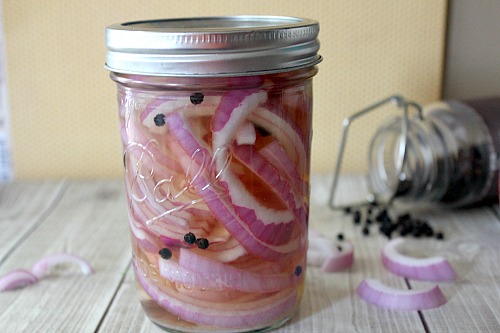 Easy Homemade Pickled Onions- Pickling food at home is a lot easier than you might think. Here's how to make delicious and easy homemade pickled onions! | food, how to pickle onions, pickle your own food, condiments, make your own pickled onions, easy recipe, Mason jar