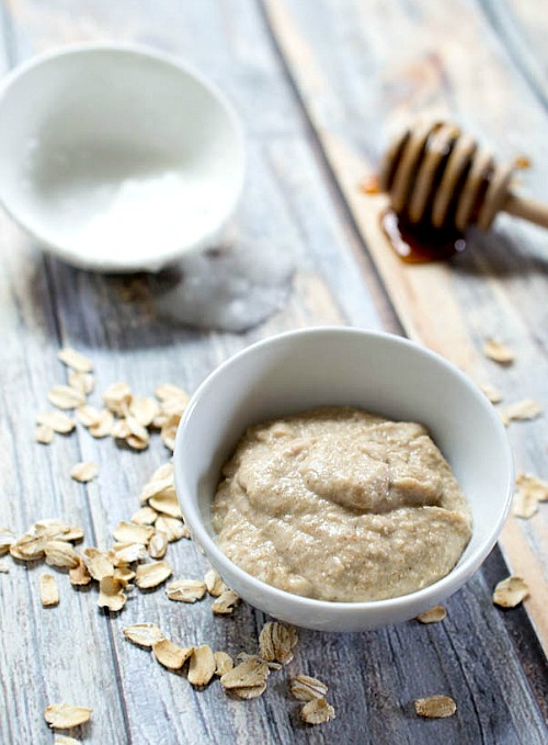 Honey Oatmeal Homemade Face Mask- Make this honey oatmeal homemade face mask for your next DIY spa day and it'll leave your skin feeling moisturized and looking beautiful! | DIY beauty product, oats, all-natural, make your own face mask