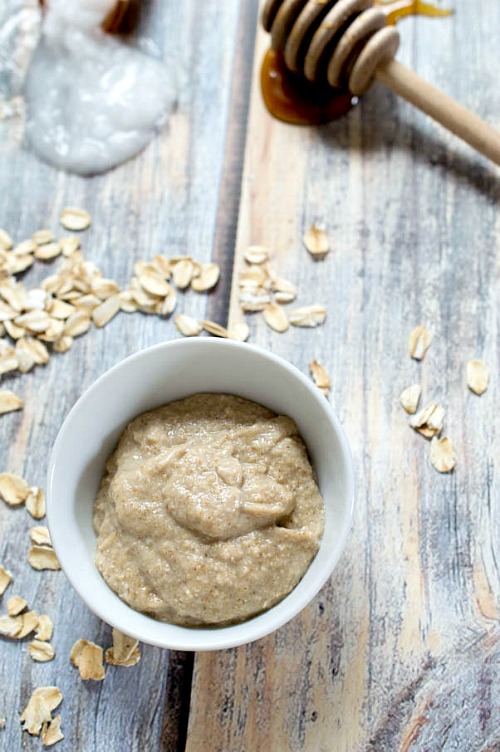 Honey Oatmeal Homemade Face Mask- Make this honey oatmeal homemade face mask for your next DIY spa day and it'll leave your skin feeling moisturized and looking beautiful! | DIY beauty product, oats, all-natural, make your own face mask