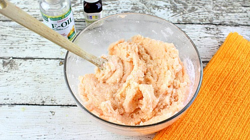 Tangerine Sugar Body Scrub- Love citrus? Why not use this delightfully citrus scented Tangerine Sugar Body Scrub! It leaves your skin wonderfully moisturized! | homemade beauty products, bright, orange, summer, refreshing, homemade, DIY, all-natural, DIY gift idea
