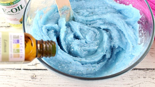 Blueberry Lemon Sugar Scrub- You don't have to use additives to make your own colorful DIY beauty product! Here's how to make an aqua colored blueberry lemon sugar scrub! | body scrub, homemade sugar scrub, blue beauty products, essential oils, all-natural, DIY gift, homemade gift idea, easy craft