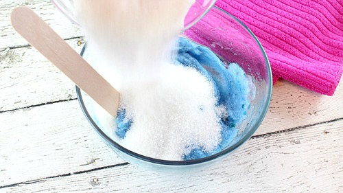 Blueberry Lemon Sugar Scrub- You don't have to use additives to make your own colorful DIY beauty product! Here's how to make an aqua colored blueberry lemon sugar scrub! | body scrub, homemade sugar scrub, blue beauty products, essential oils, all-natural, DIY gift, homemade gift idea, easy craft