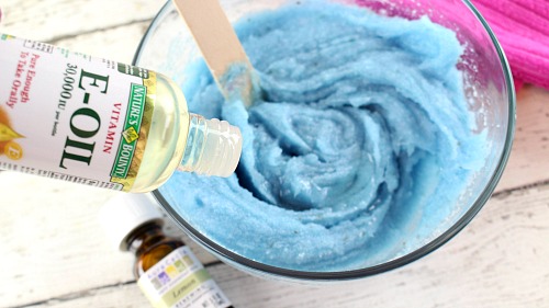 Blueberry Lemon Sugar Scrub- You don't have to use additives to make your own colorful DIY beauty product! Here's how to make an aqua colored blueberry lemon sugar scrub! | body scrub, homemade sugar scrub, blue beauty products, essential oils, all-natural, DIY gift, homemade gift idea, easy craft