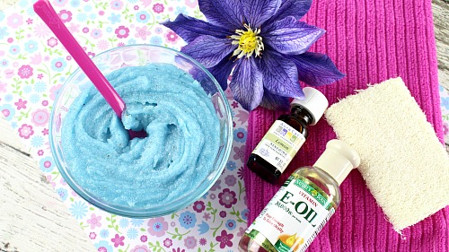 Blueberry Lemon Sugar Scrub- You don't have to use additives to make your own colorful DIY beauty product! Here's how to make an aqua colored blueberry lemon sugar scrub! | body scrub, homemade sugar scrub, blue beauty products, essential oils, all-natural, DIY gift, homemade gift idea, easy craft