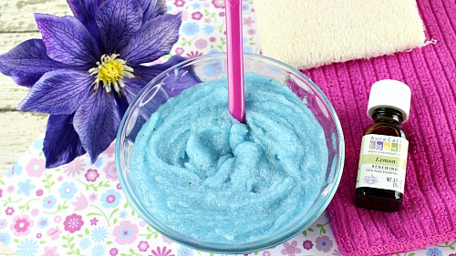 Blueberry Lemon Sugar Scrub- You don't have to use additives to make your own colorful DIY beauty product! Here's how to make an aqua colored blueberry lemon sugar scrub! | body scrub, homemade sugar scrub, blue beauty products, essential oils, all-natural, DIY gift, homemade gift idea, easy craft