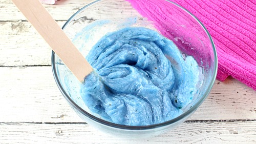 Blueberry Lemon Sugar Scrub- You don't have to use additives to make your own colorful DIY beauty product! Here's how to make an aqua colored blueberry lemon sugar scrub! | body scrub, homemade sugar scrub, blue beauty products, essential oils, all-natural, DIY gift, homemade gift idea, easy craft