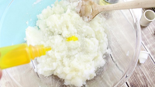 Honey Lemongrass Sugar Scrub- This honey lemongrass sugar scrub smells delightful and leaves your skin looking and feeling great! It makes a wonderful (and easy) DIY gift! | homemade beauty product, all-natural body scrub, essential oils, bright yellow, spa