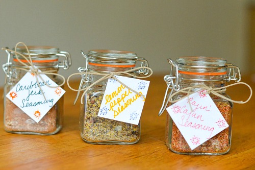 15 Seasoning Mixes You Can Make Yourself- Tired of the high price of commercial seasoning mixes? Check out these easy seasoning mixes you can make yourself to save money! | seasoning recipes, spice mix, burger seasoning, fajita seasoning, homemade Italian seasoning, chili seasoning, pumpkin pie spice, gingerbread spice mix