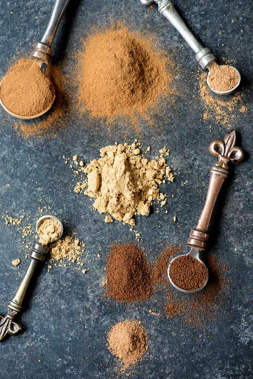 15 Seasoning Mixes You Can Make Yourself- Tired of the high price of commercial seasoning mixes? Check out these easy seasoning mixes you can make yourself to save money! | seasoning recipes, spice mix, burger seasoning, fajita seasoning, homemade Italian seasoning, chili seasoning, pumpkin pie spice, gingerbread spice mix