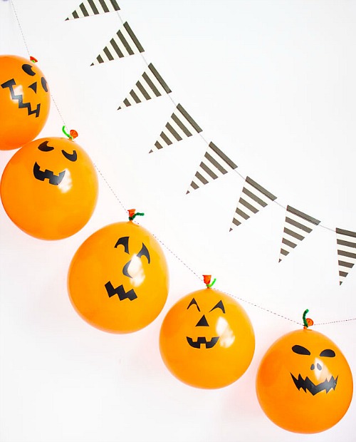 DIY Halloween Garland- These DIY Halloween decorations are light on fright, heavy on fun, and easy on the budget! Check out these 15 homemade Halloween decor ideas! | Halloween wreaths, DIY Halloween candles, Mason jar craft, Halloween garland, bottle upcycle, October DIY decor