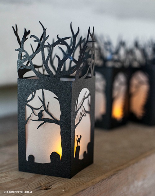 15 Spooky Halloween Crafts- These DIY Halloween decorations are light on fright, heavy on fun, and easy on the budget! Check out these 15 homemade Halloween decor ideas! | Halloween wreaths, DIY Halloween candles, Mason jar craft, Halloween garland, bottle upcycle, October DIY decor