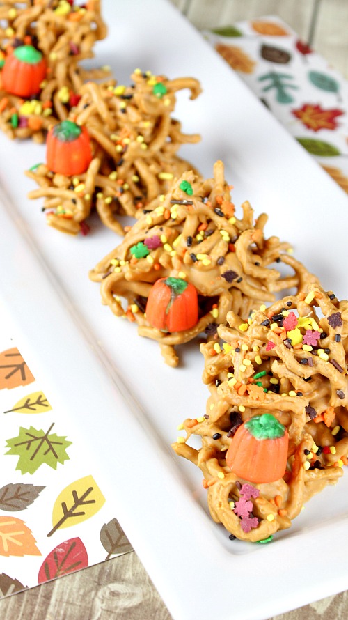 Autumn Haystacks Chow Mein Candy- This delicious no-bake candy is perfect for fall! Check out how easy it is to make this autumn haystacks chow mein candy! | haystacks candy, recipe, no bake, Halloween dessert, fall dessert, Thanksgiving dessert, food, homemade #candy