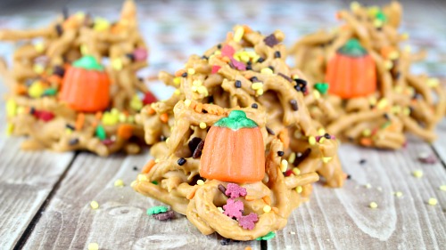 Autumn Haystacks Chow Mein Candy- This delicious no-bake candy is perfect for fall! Check out how easy it is to make this autumn haystacks chow mein candy! | haystacks candy, recipe, no bake, Halloween dessert, fall dessert, Thanksgiving dessert, food, homemade #candy